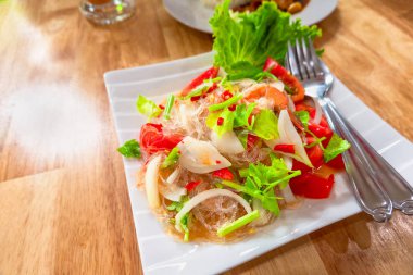 Havuç, domates, cam şehriye, kereviz ve s ile baharatlı Tay salatası