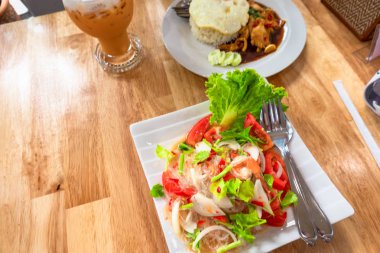 Havuç, domates, cam şehriye, kereviz ve s ile baharatlı Tay salatası