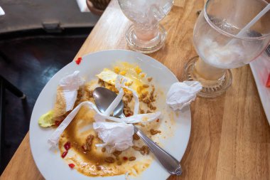 Partiden arta kalan yemekler hazır.