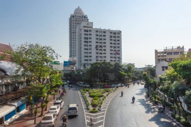 Bangkok - 14 Şubat 2019: Sahne trafik ve insanlar üzerinde Phr
