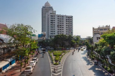 Bangkok - 14 Şubat 2019: Sahne trafik ve insanlar üzerinde Phr