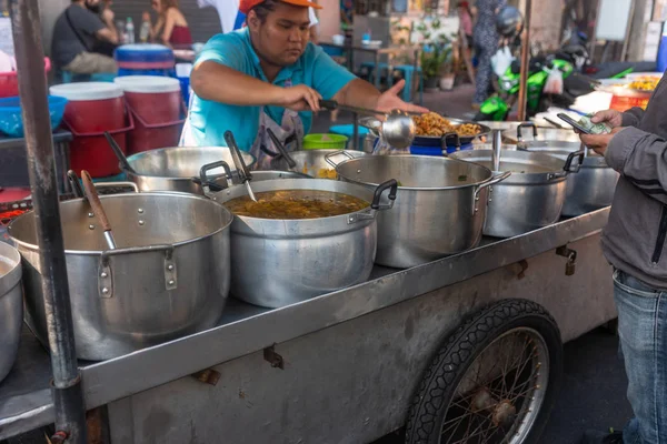 Bangkok, Tailândia - 14 de fevereiro de 2019: Homem cozinhando carne de porco em enorme — Fotografia de Stock