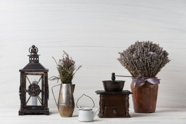 Nötr renkli vazolar, mumlar rustik ahşap raf çiçeklenir