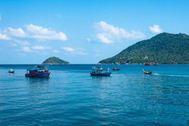 Balıkçı tekneleri sahilde Tayland