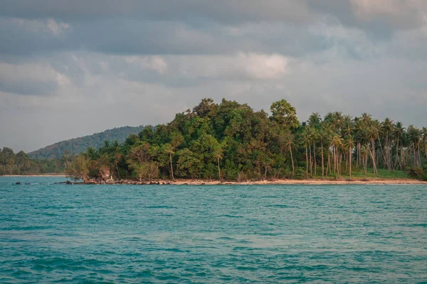 Incroyable plage exotique avec de beaux grands palmiers, sable blanc — Photo