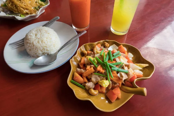 Tailandia alimentos, cerdo frito picante dulce con verduras con crudo — Foto de Stock