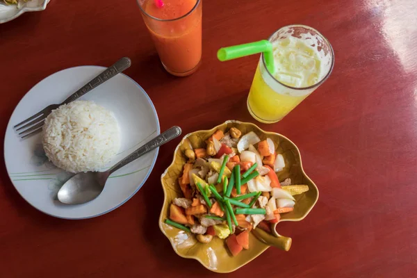 Tailandia alimentos, cerdo frito picante dulce con verduras con crudo — Foto de Stock