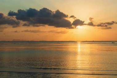 Sakin deniz okyanus dalgaları üzerinde altın günbatımı sunset