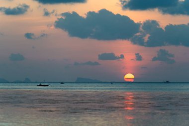 Tropikal sunset Beach Koh Pahgan Adası. Tayland