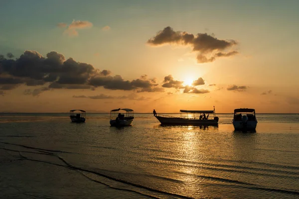 Silueta barco de pesca con reflejo de agua en bac hora de la puesta del sol — Foto de Stock