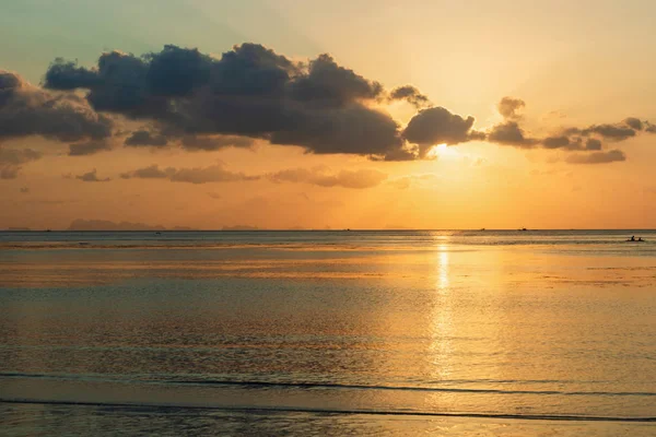 Puesta de sol dorada sobre las tranquilas olas del mar — Foto de Stock