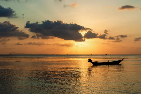 Silhouette fishing boat with water reflection on sunset time bac — Stock Photo, Image