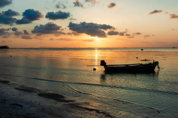 Silueta barco de pesca con reflejo de agua en bac hora de la puesta del sol — Foto de Stock