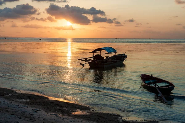 Silueta barco de pesca con reflejo de agua en bac hora de la puesta del sol — Foto de Stock
