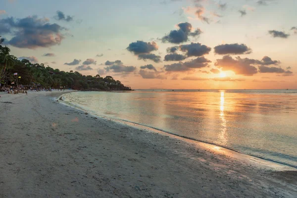 Paisaje del paraíso playa isla tropical, toma del sol — Foto de Stock