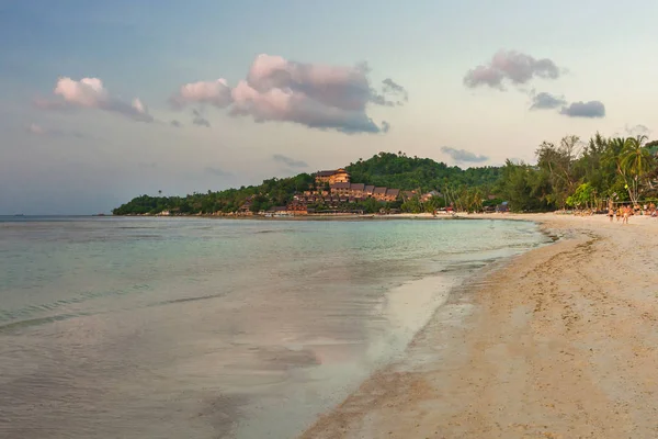 Coucher de soleil romantique sur une île tropicale avec plage de sable blanc à une — Photo