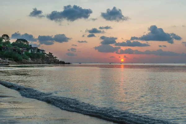 Romántica puesta de sol en una isla tropical con playa de arena blanca en una — Foto de Stock