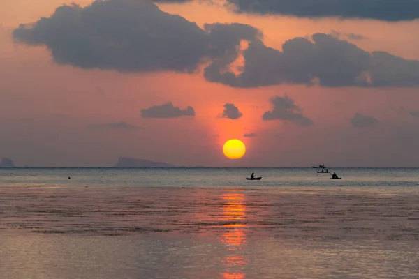 Puesta de sol tropical en la isla de Koh Pahgan playa. Tailandia — Foto de Stock