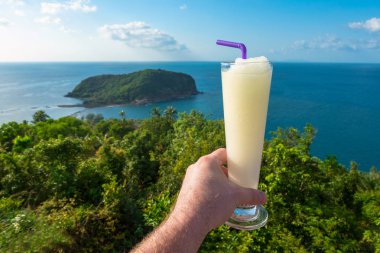 Bardak limon suyu, tropikal deniz ba tutan eller erkek ol kapatın