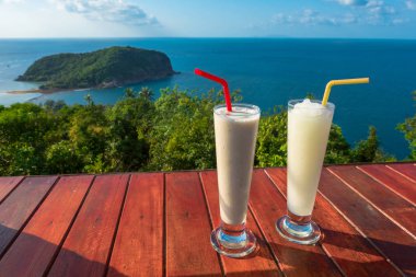 İki bardak taze limon suyu denize karşı masada