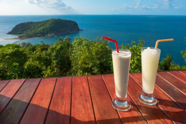 İki bardak taze limon suyu denize karşı masada