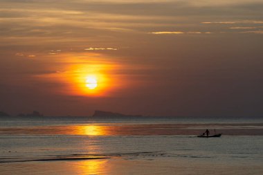 Fiery Orange Beach günbatımı