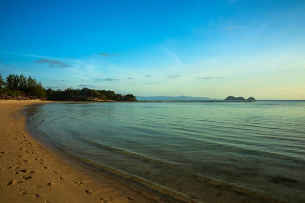 Ruhiges Meer und tropischer Strand, Sonnenuntergang — Stockfoto