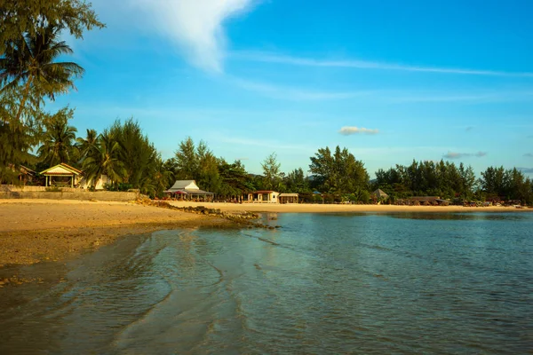 Mer calme et plage tropicale, coucher de soleil — Photo