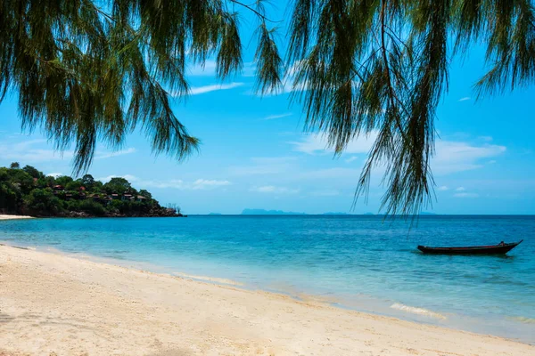 Mer tropicale, palmiers et bateau sur la plage de sable blanc — Photo