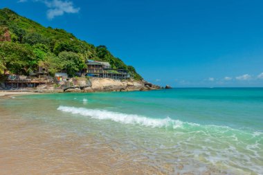 Mavi gökyüzü ve beyaz c ile güzel tropikal plaj deniz ve kum