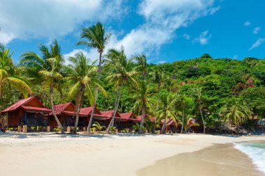 Beyaz kumlu plaj ve mavi deniz backgro su bungalovgörünümü