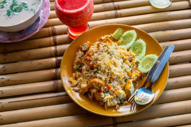 Otantik mutfak pad tay pirinç füme tofu fasulye filizi pe