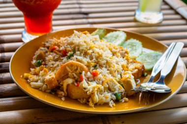 Otantik mutfak pad tay pirinç füme tofu fasulye filizi pe