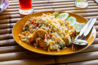 Otantik mutfak pad tay pirinç füme tofu fasulye filizi pe