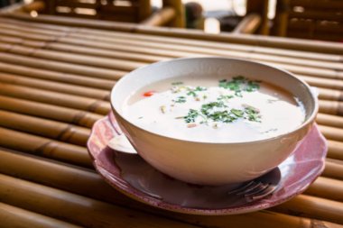 Tay Yemekleri - Tom Yam Kung. Hindistan cevizi sütü ile Baharatlı Karides Çorbası,