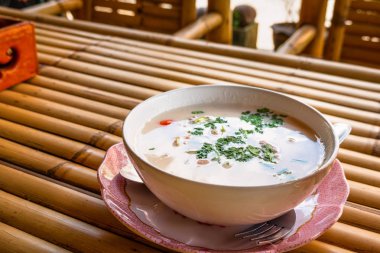 Tay Yemekleri - Tom Yam Kung. Hindistan cevizi sütü ile Baharatlı Karides Çorbası,