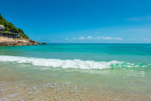 Mavi gökyüzü ve beyaz c ile güzel tropikal plaj deniz ve kum