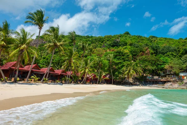 Beyaz kumlu plaj ve mavi deniz backgro su bungalovgörünümü