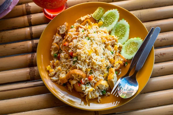 Otantik mutfak pad tay pirinç füme tofu fasulye filizi pe