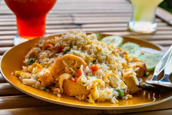 Otantik mutfak pad tay pirinç füme tofu fasulye filizi pe