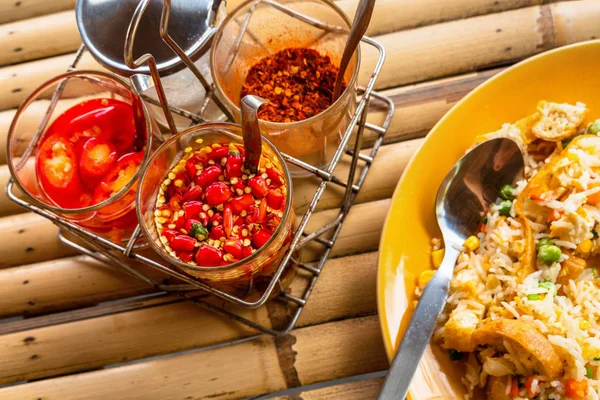 Traditionele Chili in een glazen pot met kruiden in olijfolie. — Stockfoto