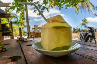 Kafede masada Taze hindistan cevizi, ko Phangan, Tayland.