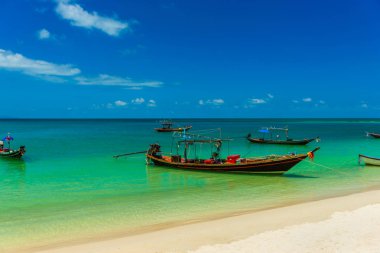 İskele yakınında boş taksi teknesi, yaz tatili