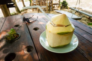 Kafede masada Taze hindistan cevizi, ko Phangan, Tayland.