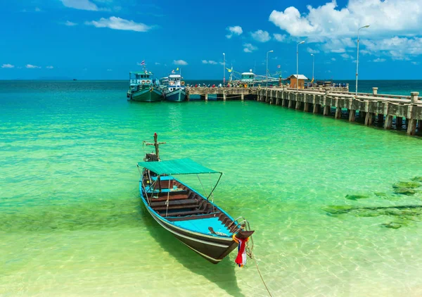 Empty taxi boat near pier, summer vacation — Stock Photo, Image