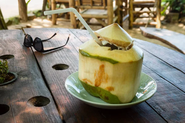 Kafede masada Taze hindistan cevizi, ko Phangan, Tayland. — Stok fotoğraf