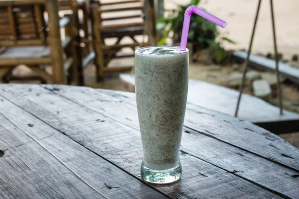 Verse smoothie van een drakenvrucht, in glazen beker. — Stockfoto