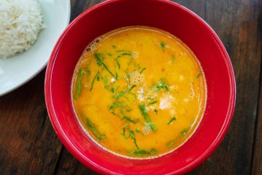 Rustik masada pirinç ile Tay sarı köri çorbası