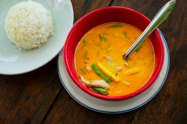 Rustik masada pirinç ile Tay sarı köri çorbası