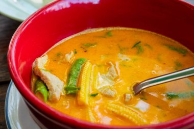 Rustik masada pirinç ile Tay sarı köri çorbası